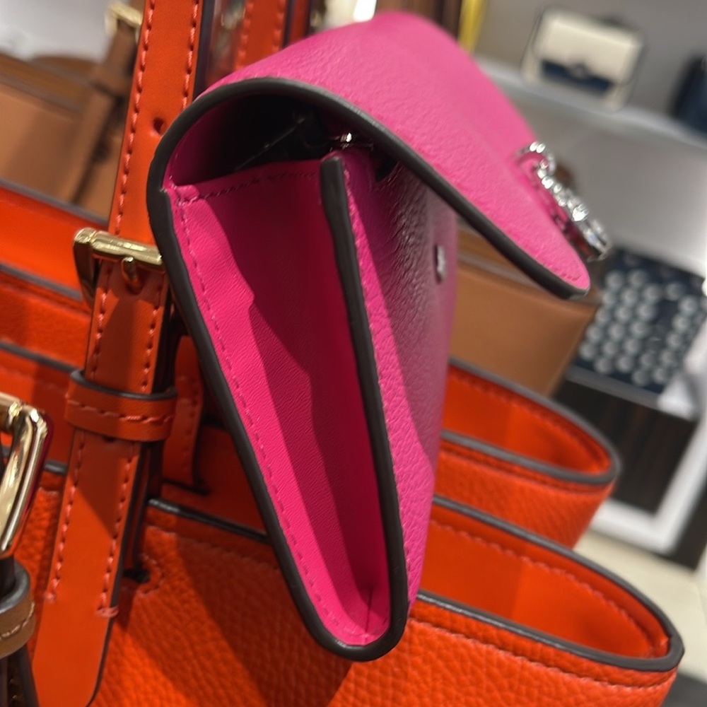 Michael Kors Hamilton Large Leather Flap Continental Wallet
Dragonfruit
NWT - Picture 6 of 16